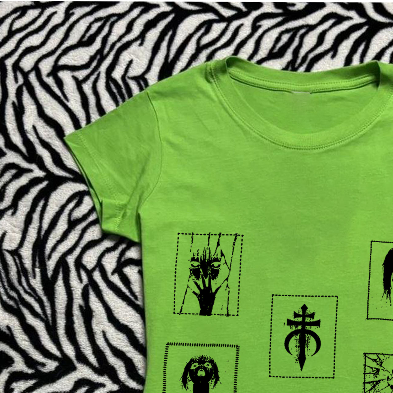 بلوزة نسائية قصيرة بتصميم عتيق - مراجعة Y2K Graphic Baby Tee Crop وسعره