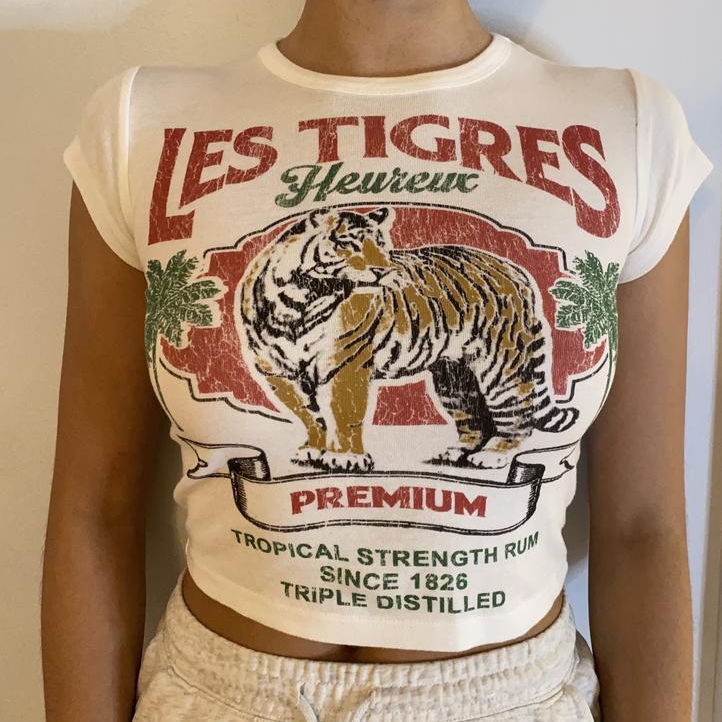 تي شيرت نسائي بتصميم Y2K مع طب - مراجعة Y2K Graphic Baby Tee Crop وسعره