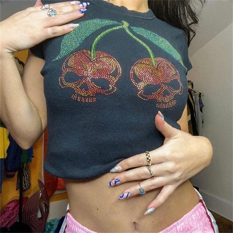ايمو الجرافيك تي شيرت للفتيات  - مراجعة Y2K Graphic Baby Tee Crop وسعره