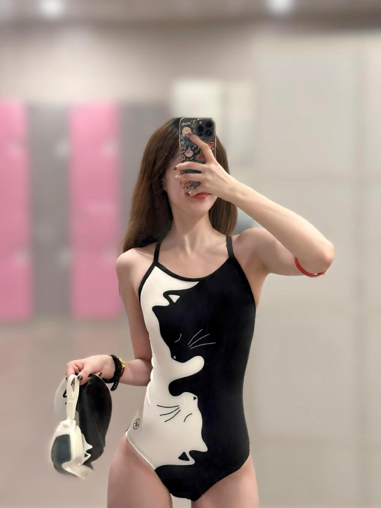 بدلة سباحة نسائية قطعة واحدة ب - مراجعة Swimwear وسعره
